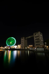 Naklejka premium Night photo of the Ferris Wheel at a playground in the Yokohama area of Japan.