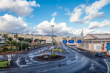 Zufahrt zu den Hafenanlagen in Santa Cruz auf Teneriffa, im Hintergrund das Angab-Gebirge