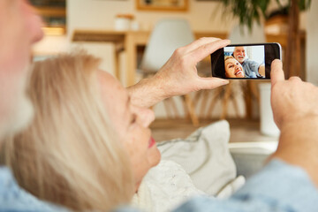 Senioren Paar macht ein Selfie mit dem Smartphone