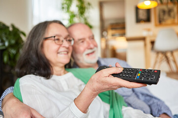 Senioren Paar sitzt entspannt beim Fernsehen