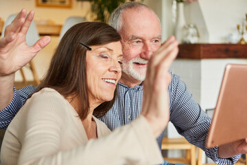 Glückliches Paar Senioren freut sich beim Videochat