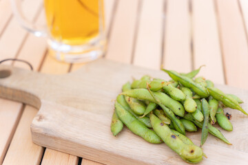 枝豆のガーリック炒め料理と生ビール