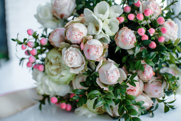 Obraz na płótnie Canvas Ivory and green wedding bouquet of roses and freesia flowers