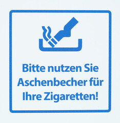 Schild bitte nutzen Sie Aschenbecher für Ihre Zigaretten an einem Strand, Verbotsschild, Deutschland - obrazy, fototapety, plakaty