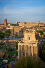 Naklejka premium Tempel des Antoninus Pius und der Faustina in Rom bei schöner Abendsonne