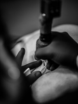 Tattoo Minimalista Blanco y Negro Maquina de Tatuar Artista en la Piel Traditional