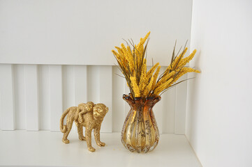 vaso dourado com decoração luxuosa amarela 