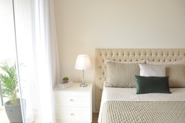Obraz na płótnie Canvas quarto com cama decorada com capitone minimalista, quarto luxuoso 