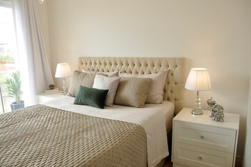 quarto com cama decorada com capitone minimalista, quarto luxuoso 