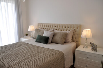 Fototapeta na wymiar quarto com cama decorada com capitone minimalista, quarto luxuoso 