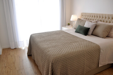 quarto com cama decorada com capitone minimalista, quarto luxuoso 