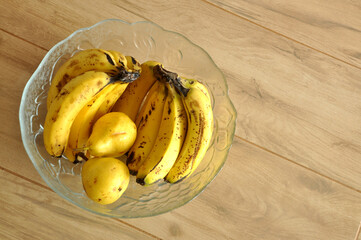 tigela com frutas bananas e peras amarelas 