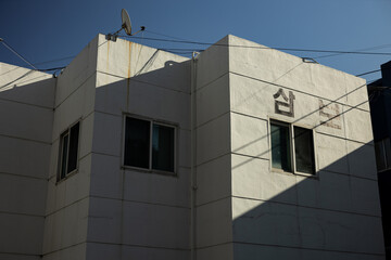 Fototapeta premium Old apartment with the sky, the text in the building wall translates: