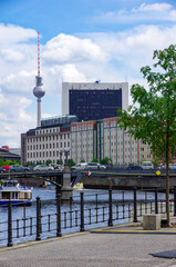 Malerische Kulisse am Spreeufer im Regierungsviertel mit Blick zum Fernsehturm am Alex, Berlin, Hauptstadt der Bundesrepublik Deutschland. © UllrichG