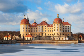 Fototapeta na wymiar Schloss Moritzburg bei Dresden im Winter, Deutschland 