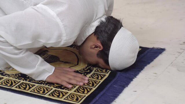 Indian muslim man doing Sujud and praying to Allah
