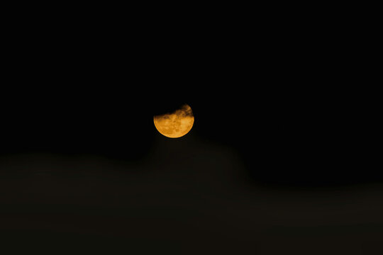 Luna piena seminascosta dalle nuvole
