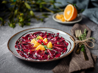 Winterliches Rote Bete Carpaccio mit Orangen, Rosmarin und Granatapfelkernen