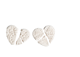 dwa pęknięte białe serca bez tła