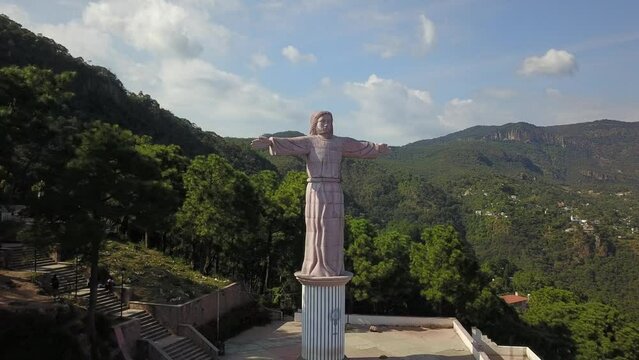 Moving away from the Monument of Christ: drone video at the Mirador de Taxco