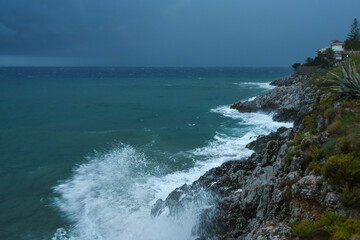 Fototapeta na wymiar Mer agitée le long de la côte rocheuse à Marina di Camerota