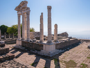 Fototapeta premium Standing white columns in the ancient city of Pergamon