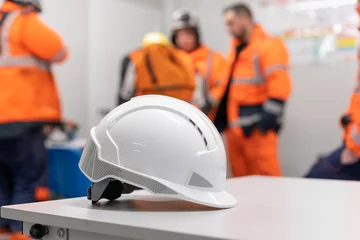 Un casque de chantier btp posé sur une table © shocky