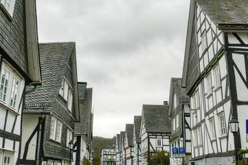 Straße mit historischen Fachwerkhäusern und Schieferfassaden im Alten Flecken in Freudenberg