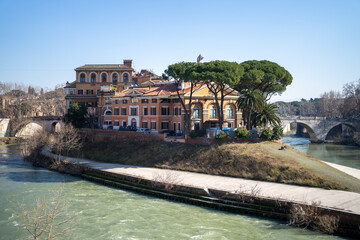 Wyspa na rzece Tyber w Rzymie z kościołem San Bartolomeo all'Isola, Ospedale Fatebenefratelli - Isola Tiberina