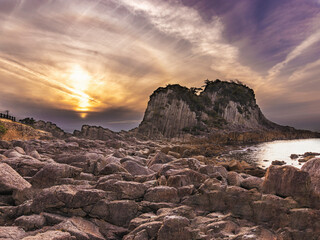 Deformações rochosas sobre o entardecer do céu