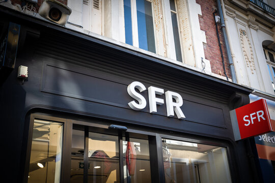 Saint-Quentin - France - 14 f&eacute;vrier 2023 - devanture d'un commerce de t&eacute;l&eacute;phonie de marque SFR dans une rue pi&eacute;tonne du centre-ville