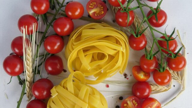 Fettuccine pasta with tomatoes, peppers and cereals