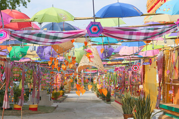 Obraz premium An ancient merit-making tradition using objects and flags decorated according to religious beliefs.