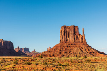 Fototapeta premium mitten in oljato monument valley