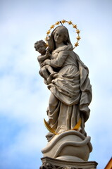 Fototapeta na wymiar statue of Virgin Mary with baby Jesus on plague column in Bratislava