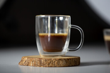Taza de café expreso sobre fondo oscuro