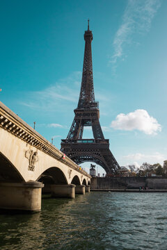 Torre eiffel y rio sena