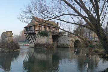 Vieux moulin de Vernon pendant la crue