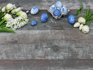 Blaue Ostereier mit weißen Tulpen und Hyazinthen auf einem Holzhintergrund mit Platz für Text und...
