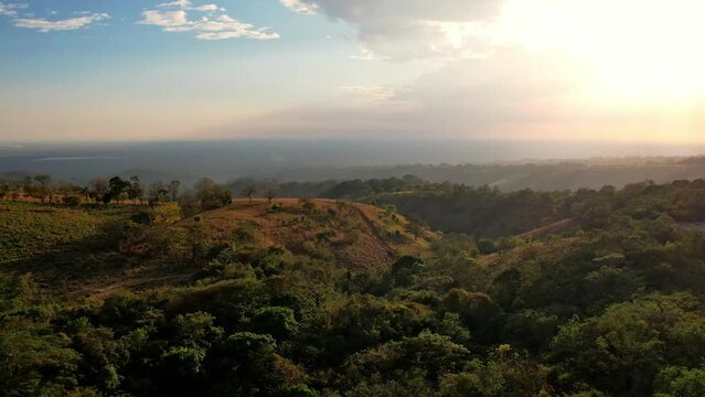 Atardece en la Monta&ntilde;a 4k.