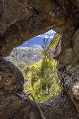 Cilaos vu à travers une ouverture dans la roche 