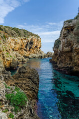 Cala Rafalet, Cala pequeña y estrecha del sureste de Menorca 