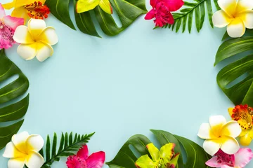 Foto auf Acrylglas Summer background with tropical orchid flowers and green tropical palm leaves on light background. Flat lay, top view. © Svetlana Kolpakova