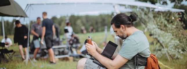 The focusing device turns focus on the set. The fokuspuler checks the sharpness of the frame of the playback during the filming of a movie