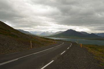 Landstraße nach links mit Fjörd
