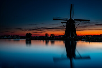 Fototapeta na wymiar windmill at sunset