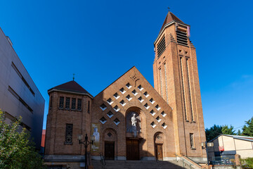 Fototapeta na wymiar Vue extérieure de l'église catholique Saint-Joseph située à Clamart, France, dans le département français des Hauts-de-Seine