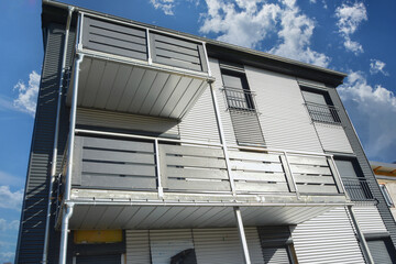 Balkone mit Metall-Geländer und Kunststoff-Plattenverkleidung sowie französische Balkone an...