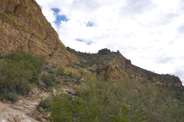 Fototapeta na wymiar The wind cave trail located in the Usery Mountain Regional park near Mesa Arizona is a quintessential desert hiking trail. 