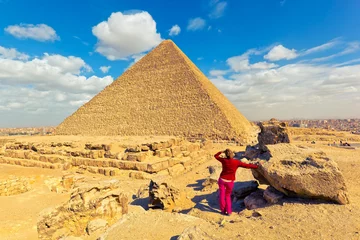 Foto op Canvas Woman admires the greatness of the pyramid of Khufu (Cheops) - the Great Pyramid of Giza. Western Desert, Giza, Cairo, Egypt © O'SHI
